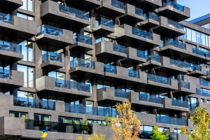 Jak wybrać platformę e-commerce: Shopify vs WooCommerce vs PrestaShop — koszt, szybkość i integracje w 2026. Checklist dla sklepów internetowych